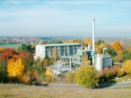Zakład w Burgau (Niemcy) przerabia 35 000 ton odpadów komunalnych rocznie, po raz pierwszy zastosowano w nim reaktor do bezpłomieniowego zgazowania Zakład w Burgau (Niemcy) przerabia 35 000 ton odpadów komunalnych rocznie, po raz pierwszy zastosowano w nim reaktor do bezpłomieniowego zgazowania